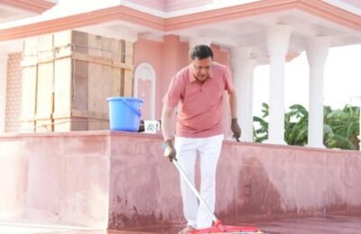 CM Dhami held a broom, gave such a message under the 'Ek Ped Maa Ke Naam' campaign that it was praised on social media.