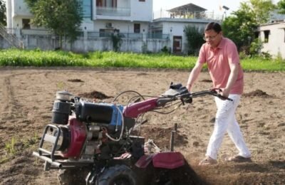 ‘Leave chemicals, adopt cow dung…’ CM Dhami made this emotional appeal to the farmers of Uttarakhand by plowing the fields himself.