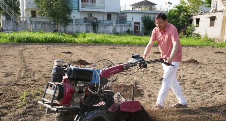 ‘Leave chemicals, adopt cow dung…’ CM Dhami made this emotional appeal to the farmers of Uttarakhand by plowing the fields himself.
