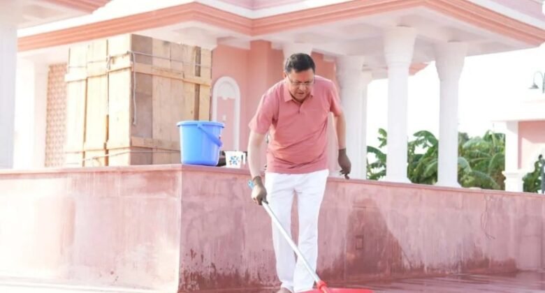 CM Dhami held a broom, gave such a message under the ‘Ek Ped Maa Ke Naam’ campaign that it was praised on social media.