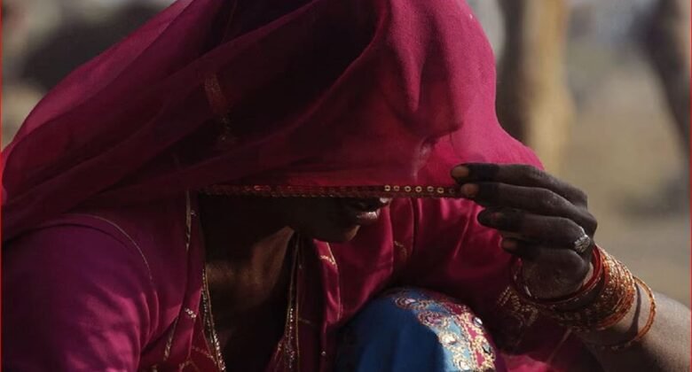 Husband returned at midnight, saw the phone in wife’s hand and asked – Who are you talking to? then killed him