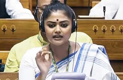 Sayoni Ghosh, who used to say, 'I am not a chaddha that I can become chaddis...' also rebelled! MPs angry over sharp questions from journalists at Delhi airport